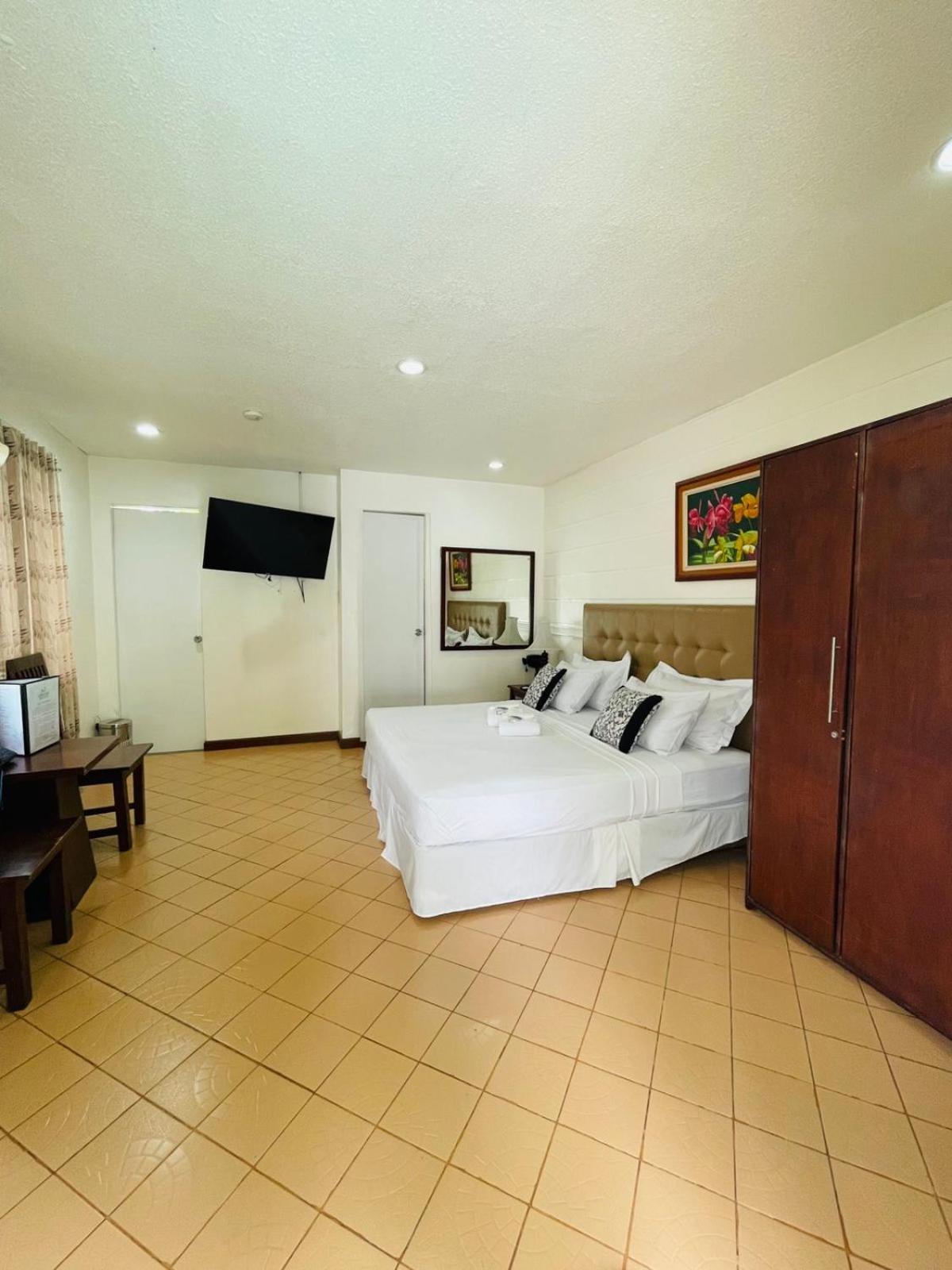 Loreland Farm Resort Antipolo Exteriör bild